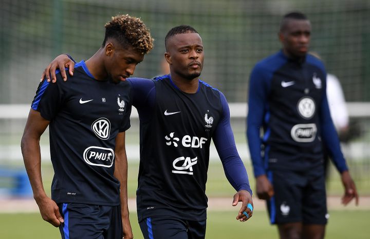 Kingsley Coman et Patrice Evra lors d'un entraînement à Clairefontaine (Yvelines), le 28 mai 2016. (FRANCK FIFE / AFP)