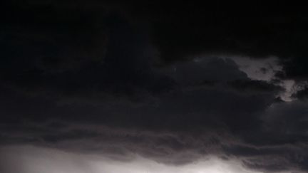 Orage au-dessus du Parth&eacute;non &agrave; Ath&egrave;nes (Gr&egrave;ce), le 14 octobre 2012. (ANGELOS TZORTZINIS / AFP)