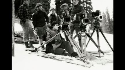 Ce film muet raconte l&#039;épopée d&#039;un petit chercheur d&#039;or qui trouve à la fois la pépite d&#039;or et la pépite de l&#039;amour.
 (Roy Export Company Establishment, courtesy Musée de l’Élysée, Lausanne)