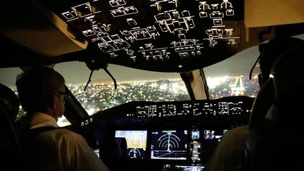 Un cockpit d'avion de nuit. Photo d'illustration. (MAXPPP)