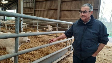 Arnaud Leclercq, éleveur de vaches charolaises à Dolignon dans l’Aisne, février 2022. (GUILLAUME GAVEN / RADIO FRANCE)