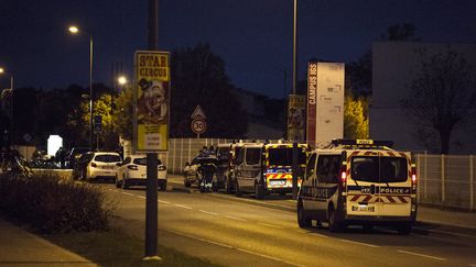 La police déployée autour du campus IGS, le 10 novembre 2017, à Blagnac (Haute-Garonne), après qu'un conducteur a foncé sur des piétons au volant de sa voiture. (FREDERIC SCHEIBER / EPA)