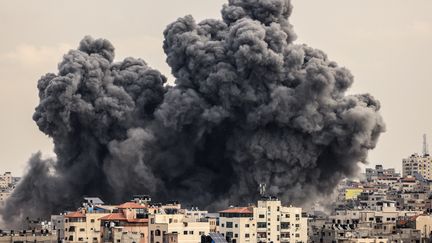 Lors d'une frappe aérienne israélienne sur la ville de Gaza, le 9 octobre 2023. (MAHMUD HAMS / AFP)