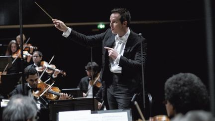 Case Scaglione à la baguette (Orchestre national d'Île-de-France)