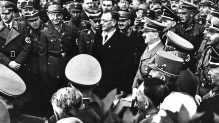 Adolf Hitler à Vienne en mars 1938
 (Archives Snark / Photo12)