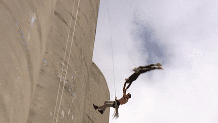 Les danseurs de la Cie Lève Un Peu Les Yeux en répétition sur les silos du port du Havre 
 (France 3 Culturebox)