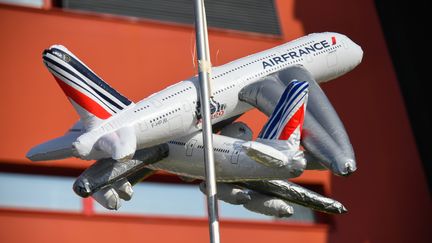 Des avions gonflables, pendant une grève d'Air France, le 22 février 2018, à l'aéroport de Roissy-Charles de Gaulle. (JULIEN MATTIA / NURPHOTO / AFP)