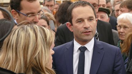 Benoît Hamon, candidat à la présidentielle, avec des militants, à Niot, le 15 avril 2017. (MICHEL GARDE / CITIZENSIDE / AFP)