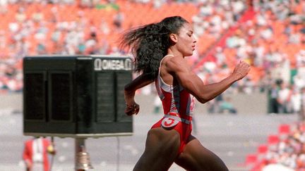 Florence Griffith-Joyner remporte le 200 m des Jeux olympiques de Séoul, le 29 septembre 1988. (ROMEO GACAD / AFP)