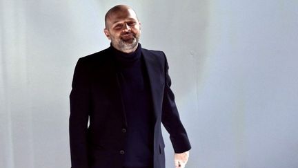 Hussein Chalayan, en mars 2013 à Paris, lors de la présentation de son prêt-à-porter automne-hiver 2013-2014. 
 (FRANCOIS GUILLOT / AFP)