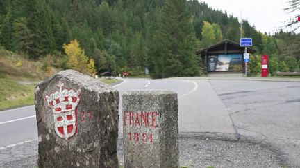 À la frontière franco-suisse, la visite de la vieille douane de Châtel (Haute-Savoie), créée en 1923, permet de retomber à l'époque des douaniers et des contrebandiers.