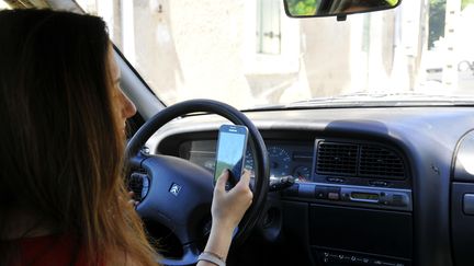 Aux Pays-Bas, de nouveaux radars sont testés pour verbaliser les conducteurs qui téléphonent au volant. (HOUIN / AFP)