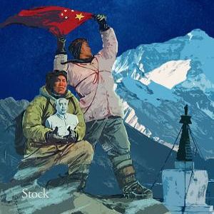 Couverture du livre "Alpinistes de Mao" : les deux personnages qui&nbsp;portent le buste de Mao et le drapeau chinois au sommet de l'Everest&nbsp;sont&nbsp;issus d'une affiche de l'époque&nbsp; (©Editions Stock / Cédric Gras)