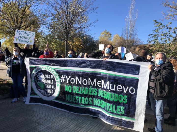 Des soignants venus manifester lors de l'inauguration de l'hôpital Isabel Zendal à Madrid, mardi 1er décembre 2020. (Marie-Hélène Ballestero / RADIOFRANCE)