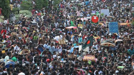 Des manifestants anti-gouvernement à Dacca, au Bengladesh, le 5 août 2024. (HABIBUR RAHMAN / ZUMA PRESS WIRES / SIPA)