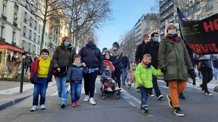 Enseignants et parents d'élèves de l'école maternelle Lahire, le 13 janvier 2022, dans le cortège parisien. (RAPHAEL GODET / FRANCEINFO)