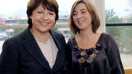 Martine Aubry avec la nouvelle présidente des Jeunes Socialistes Laurianne  Deniaud élue le 22/11/2009 (AFP/Jean Pierre Clatot)