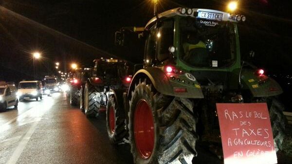 Des tracteurs attendent de pouvoir rouler sur l'A13, le 21 novembre 2013, dans les Yvelines. (YANN THOMPSON / FRANCETV INFO)