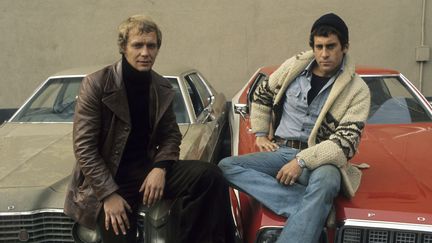 Photo promotionnelle de David Soul (Hutch) et Paul Michael Glaser (Starsky) pour le lancement de "Starsky and Hutch" aux États-Unis en 1975 (ABC PHOTO ARCHIVES / WALT DISNEY TELEVISION / GETTY IMAGES)