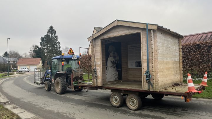 L'un des chalets du centre de mémoire Abbé Pierre a été retiré de son emplacement le 16 janvier 2025, suite à la fermeture définitive de l'établissement. (ELOISE BARTOLI / FRANCEINFO)