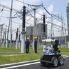 Un robot inspecte des&nbsp;installations&nbsp;électriques à Chuzhou (Chine), le 19 juillet 2017. Son utilisation&nbsp;évite aux ouvriers de travailler en&nbsp;période caniculaire. (ZUMA PRESS / REA)