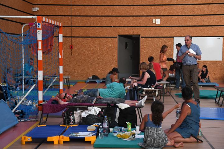 Quelque&nbsp;1 200 personnes ont passé la nuit dans les salles et les gymnases mis à disposition par la commune de Bormes-les-Mimosas (Var), dans la nuit du mercredi 26 au jeudi 27 juillet 2017. (ANNE-CHRISTINE POUJOULAT / AFP)