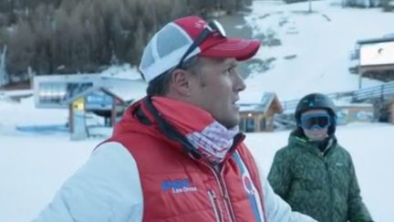 Quand arrivent les premières neiges, l'agriculteur Sébastien Bonnaffoux devient aussi moniteur de ski. Les caméras de France 2 l'ont suivi, dans son quotidien pas comme les autres. (FRANCE 3)