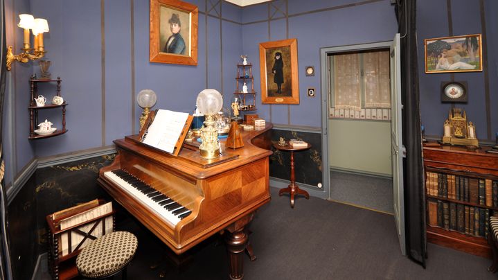 La pièce de musique de Maurice Ravel, comprenant son piano Erard daté de 1909. (MPipart-MuséeMauriceRavel)