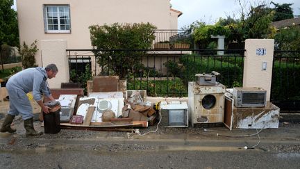 Un habitant de Trèbes (Aude) constate les dégâts causés par les inondations dans sa maison, le 16 octobre 2018. (ERIC CABANIS / AFP)