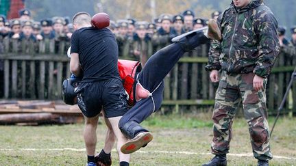 La dernière épreuve est la plus difficile. Durant un quart d’heure, ils livrent quatre combats avec plusieurs de leurs instructeurs dont certains ont déjà le béret rouge. (REUTERS/Vasily Fedosenko)