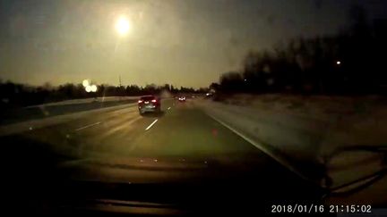 Une caméra embarquée dans une voiture filme une météorite entrant dans l'atmosphère terrestre, le 16 janvier 2018, près de Bloomfield Hills, dans le Michigan (Etats-Unis). (MIKE AUSTIN / YOUTUBE / REUTERS)