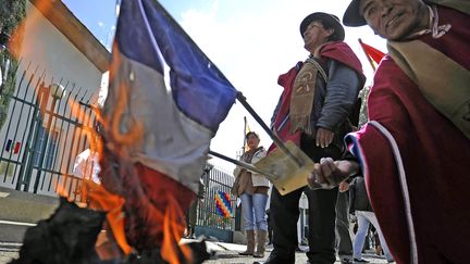 Des militants br&ucirc;lent un drapeau devant l'ambassade de France, &agrave; La Paz (Bolivie), le 3 juillet 2013. (JORGE BERNAL / AFP)