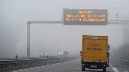 Partout o&ugrave; le seuil maximal d'alerte a &eacute;t&eacute; d&eacute;pass&eacute;, comme ici &agrave; Rennes (Ille-et-Vilaine), la vitesse autoris&eacute;e sur les routes a &eacute;t&eacute; r&eacute;duite. (  MAXPPP)