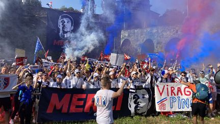 Le Collectif Ultras Pinot, devant la fresque représentant le coureur français déployée à Bergame pour le Tour de Lombardie, samedi 7 octobre 2023. (Franceinfo: sport)