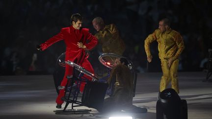 Christine and the Queens lors de la cérémonie d'ouverture des Jeux paralympiques, le 28 août 2024 à Paris. (VIRGINIE LEFOUR / BELGA MAG / AFP)