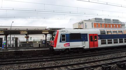 Un RER C en gare de Vitry-sur-Seine (Val-de-Marne), le 9 d&eacute;cembre 2011. (MAXPPP)