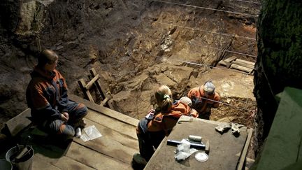 Fouilles dans la grotte de Denisova, dans l'Altaï (Sibérie), où ont été trouvés les restes d'une nouvelle espèce humaine
 (Dr Bence Viola / EFE / Newscom / MaxPPP)