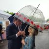 En campagne en Corrèze, l'ancien président François Hollande prend le temps de discuter avec des électeurs, malgré la météo. (ELIE ABERGEL / FRANCEINFO)