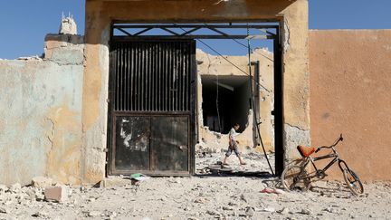 Un raid aérien a tué 22 enfants et 6 enseignants dans une école à Hass (Syrie), le 26 octobre 2016. (AMMAR ABDULLAH / REUTERS)