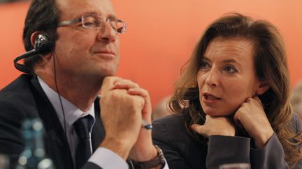 Le candidat socialiste &agrave; l'&eacute;lection pr&eacute;sidentielle Fran&ccedil;ois Hollande (G) et sa compagne Val&eacute;rie Trierweiler lors du congr&egrave;s du parti social d&eacute;mocrate allemand (SPD) &agrave; Berlin, le 5 d&eacute;cembre 2011. (PATRICK KOVARIK / AFP)