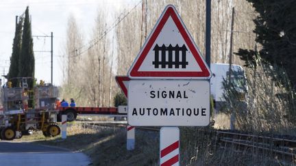 Un panneau annonçant un passage à niveau à Millas (Pyrénées-Orientales), le 16 décembre 2017, après une collision mortelle entre un train et un autocar. (RAYMOND ROIG / AFP)