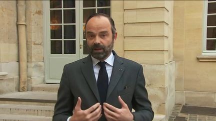 Le Premier ministre Edouard Philippe lors d'une déclaration au sujet des conclusions de la commission d'enquête sénatoriale sur l'affaire Benalla, dans la cour de Matignon, le 21 février 2019. (FRANCEINFO)