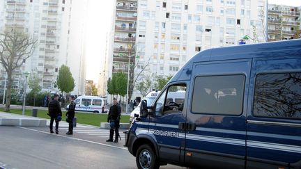 Photo d'une op&eacute;ration de police anti-drogue dans la cit&eacute; des Beaudottes, &agrave; Sevran (Seine-Saint-Denis), en avril 2008. (  MAXPPP)