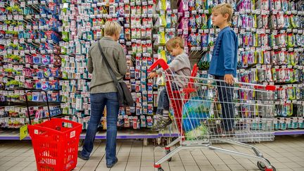 "Il faut que la grande distribution joue le jeu du 'patriotisme alimentaire' en mettant davantage en avant nos produits dans les magasins", a insist&eacute; Manuel Valls, le 20 octobre 2014. (PHILIPPE HUGUEN / AFP)