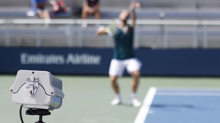 Une caméra "hawk-eye", sur un court de tennis, lors de l'US Open, en septembre 2020. (JASON SZENES / EPA)