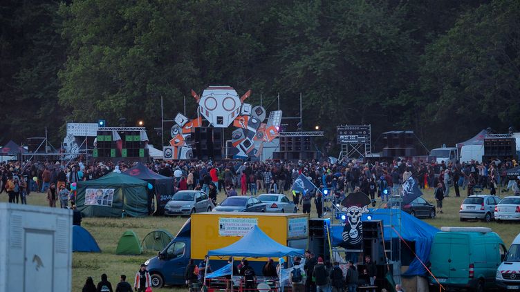 Tens of thousands of people have gathered since Thursday May 18 in Villegongis, in Indre, for the Teknival.  (GUILLAUME SOUVANT / AFP)