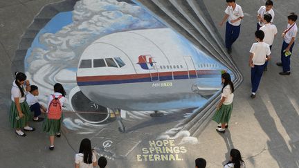 A Manille, une fresque en hommage aux 239 passagers du Boeing de la Malaysia Airlines, disparu depuis le 8 mars 2014. (TED ALJIBE / AFP)