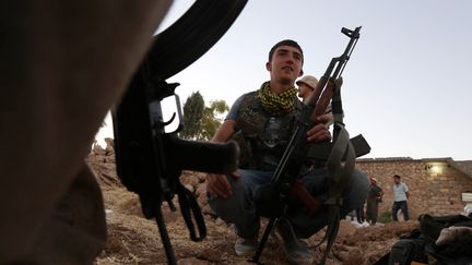 Des peshmergas kurdes sur la ligne de front face aux jihadistes de l'Etat islamique, le 9 ao&ucirc;t 2014 &agrave;&nbsp;Makhmour (Irak). (SAFIN HAMED / AFP)