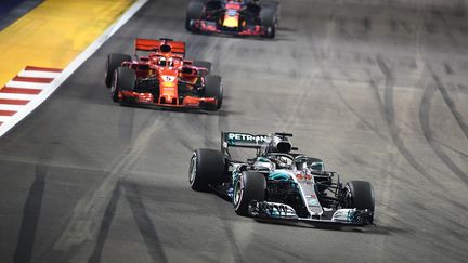 Vettel et Verstappen n'ont jamais réussi à prendre le dessus sur Hamilton. (JEWEL SAMAD / AFP)