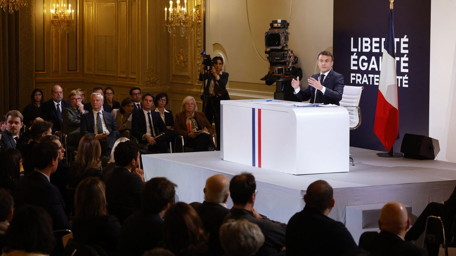 Conférence de presse d'Emmanuel Macron le président défend le